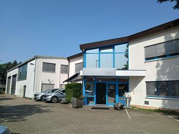 Gewerbeimmobilie mit Halle und Bros
